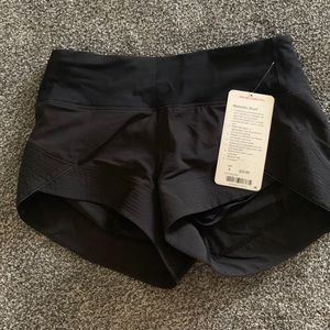 NWT lululemon motionful shorts, black, size 4